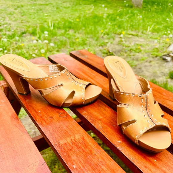 Clark’s Artisan Collection Bohemian Tan Sandals With Small Heel Women’s SZ 5.5 - Picture 6 of 9